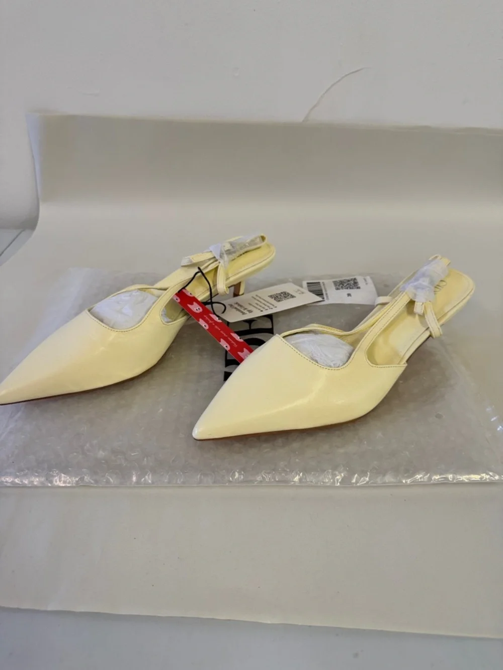 NWT.  Cider Pointed Slingback Kitten Heel Pumps in Pale Yellow - Picture 3 of 8